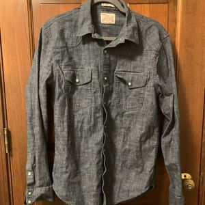 Lucky Brand men’s Classic Fit denim colored snap button down shirt